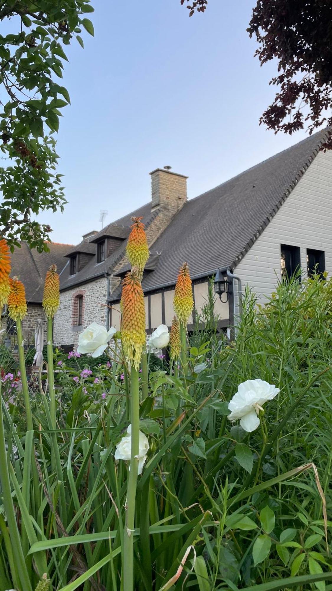 Sunset Family Guesthouse Mont Saint Michel Ceaux Bagian luar foto